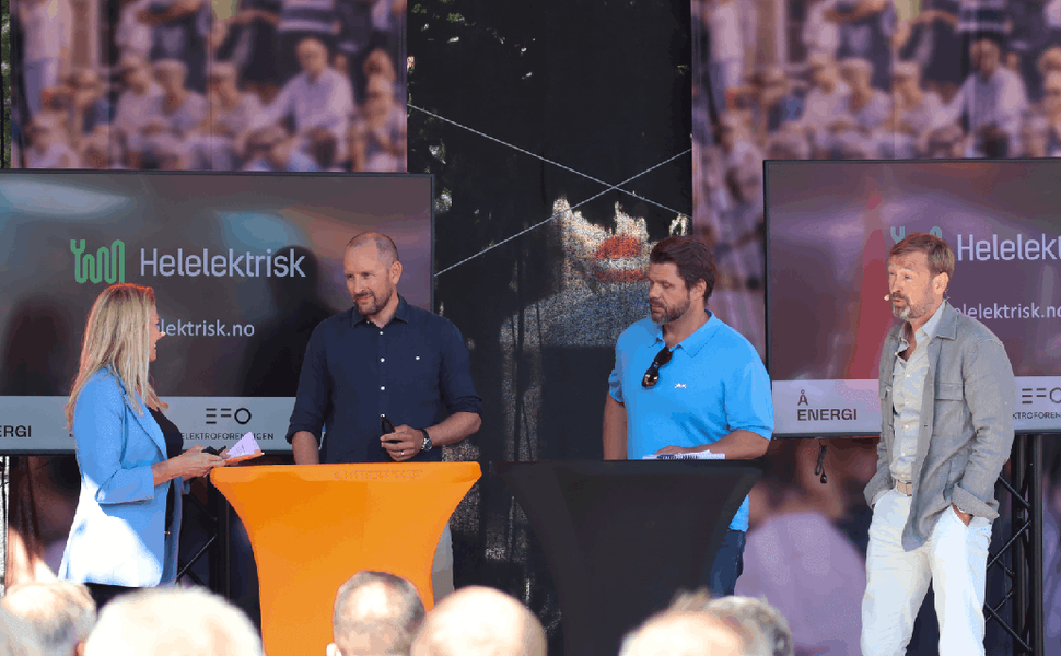 Bilde fra Helelektrisk-arrangementet under Arendalsuka. F.v: Ellen Høvik fra Circular Norway, Simen Lund Svindal fra Marstrand Elbåt, Erland Heum fra elbåtforeningen og Tor Krog fra Siemens. Foto: EFO Bilde fra Helelektrisk-arrangementet under Arendalsuka. F.v: Ellen Høvik fra Circular Norway, Simen Lund Svindal fra Marstrand Elbåt, Erland Heum fra elbåtforeningen og Tor Krog fra Siemens. Foto: EFO