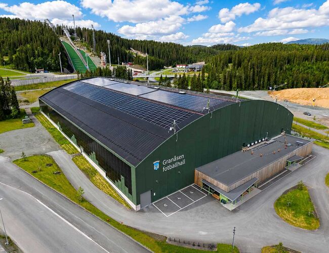 Granåsen fotballhall med solceller på tak og fasade. Foto: Dronetjenesten Trondheim eiendom