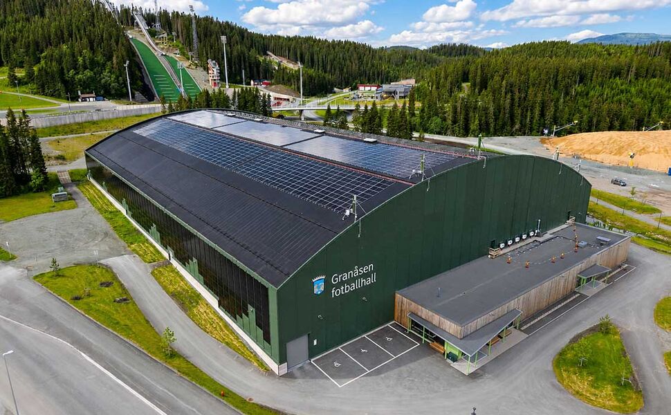 Granåsen fotballhall med solceller på tak og fasade. Foto: Dronetjenesten Trondheim eiendom Granåsen fotballhall med solceller på tak og fasade. Foto: Dronetjenesten Trondheim eiendom