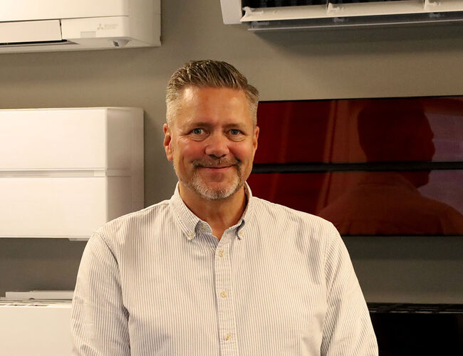Øystein Brenna i lokalene til Mitsubishi Electric i Ytre Enebakk. Foto: Mitsubishi Electric Øystein Brenna i lokalene til Mitsubishi Electric i Ytre Enebakk. Foto: Mitsubishi Electric
