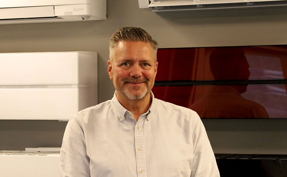 Øystein Brenna i lokalene til Mitsubishi Electric i Ytre Enebakk. Foto: Mitsubishi Electric