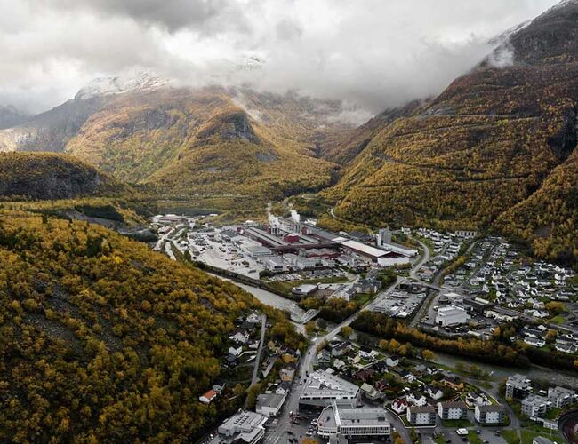 Hydros aluminiumsverk i Årdal ligger i prisområde NO5 og produserer årlig rundt 220 000 tonn valseblokker og støpelegeringer til viktige industrielle verdikjeder i Europa. Foto: Narrativ / Hydro