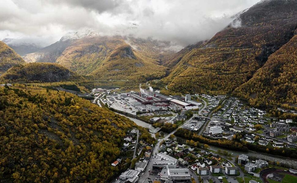 Hydros aluminiumsverk i Årdal ligger i prisområde NO5 og produserer årlig rundt 220 000 tonn valseblokker og støpelegeringer til viktige industrielle verdikjeder i Europa. Foto: Narrativ / Hydro Hydros aluminiumsverk i Årdal ligger i prisområde NO5 og produserer årlig rundt 220 000 tonn valseblokker og støpelegeringer til viktige industrielle verdikjeder i Europa. Foto: Narrativ / Hydro