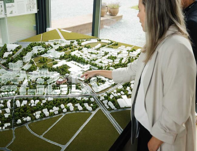 – Brøset blir en ny bydel i Trondheim med svært høye ambisjoner for både bokvalitet og bærekraft, sier Natalie Helleberg Machin som representerer Heimdal Bolig i Brøset Utvikling. Foto: Lunera Energi