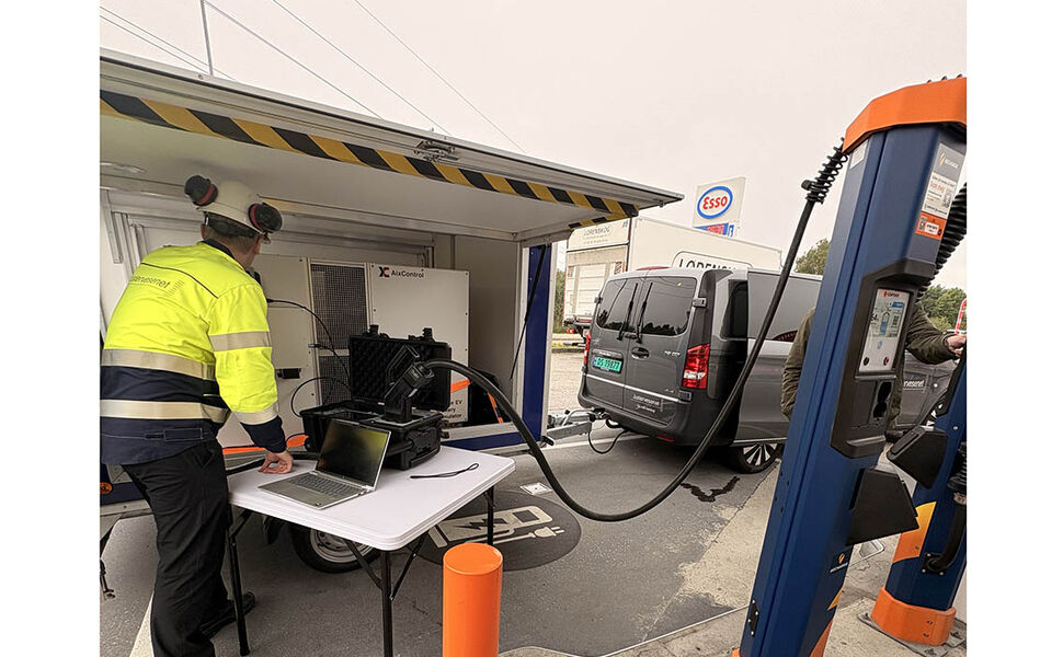 Under testen kobles Justervesenets utstyr direkte mot laderen og fungerer som en kontrollert belastning. Slik kan etaten sammenligne hvor mye energi laderen registrerer med sitt eget referanseutstyr. Foto: Recharge Under testen kobles Justervesenets utstyr direkte mot laderen og fungerer som en kontrollert belastning. Slik kan etaten sammenligne hvor mye energi laderen registrerer med sitt eget referanseutstyr. Foto: Recharge
