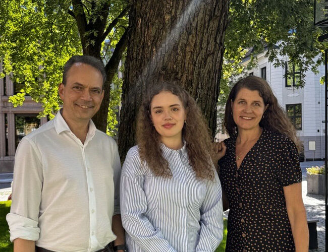 Fra venstre: Rolf Hagen, daglig leder i co2pilot; Rebecca Hagen, porteføljeforvalter i co2pilot og Katharina Th. Bramslev, utviklingssjef 2050 i LINK Arkitektur. Foto: LINK Arkitektur Fra venstre: Rolf Hagen, daglig leder i co2pilot; Rebecca Hagen, porteføljeforvalter i co2pilot og Katharina Th. Bramslev, utviklingssjef 2050 i LINK Arkitektur. Foto: LINK Arkitektur