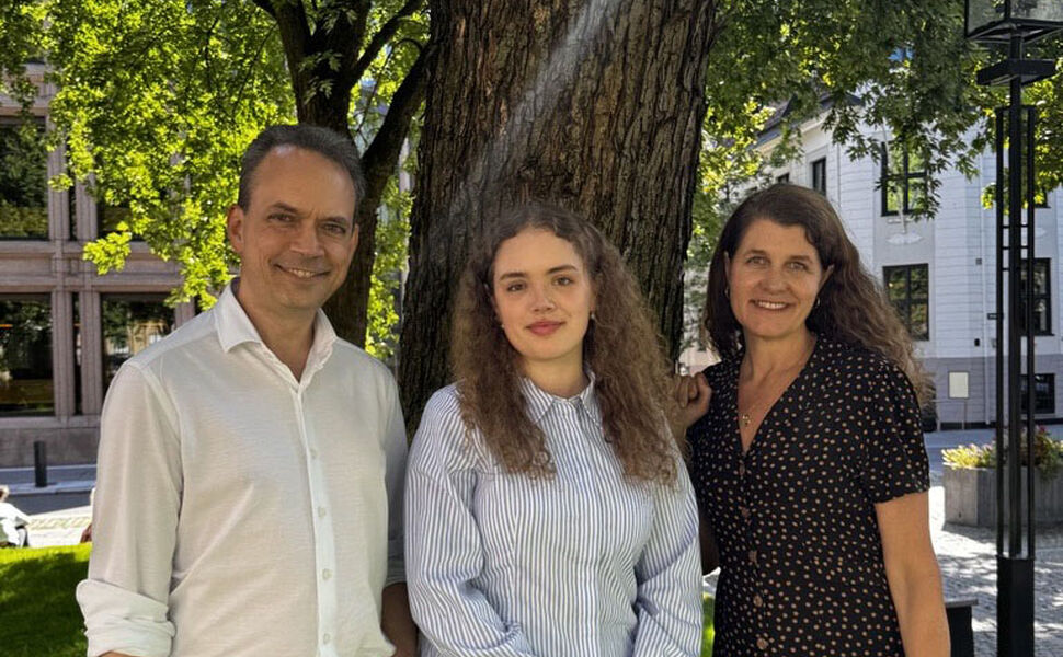 Fra venstre: Rolf Hagen, daglig leder i co2pilot; Rebecca Hagen, porteføljeforvalter i co2pilot og Katharina Th. Bramslev, utviklingssjef 2050 i LINK Arkitektur. Foto: LINK Arkitektur
