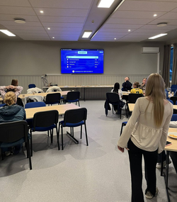 Kahoot er alltid spennende. Her spilte jentene i lag. Kahoot i lag