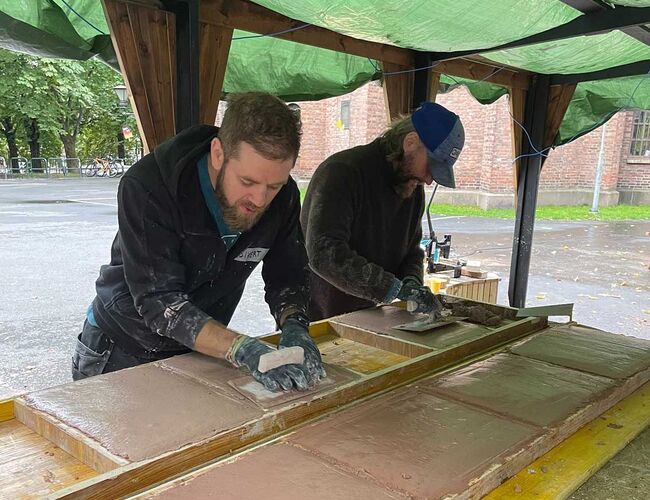 Gjennom en tredagers workshop har deltakerne laget paneler av kalk og knust tegl til samlingsbordet som skal stå i Sofienberg kirke under Oslo arkitekturtriennale. Foto: Studio dreiSt Gjennom en tredagers workshop har deltakerne laget paneler av kalk og knust tegl til samlingsbordet som skal stå i Sofienberg kirke under Oslo arkitekturtriennale. Foto: Studio dreiSt
