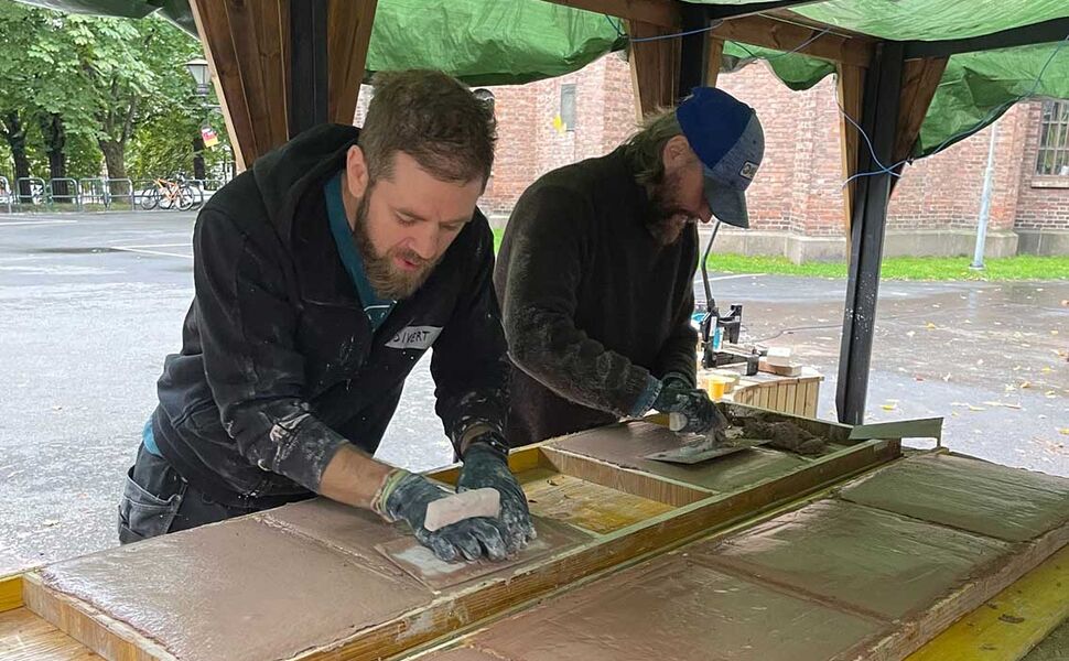 Gjennom en tredagers workshop har deltakerne laget paneler av kalk og knust tegl til samlingsbordet som skal stå i Sofienberg kirke under Oslo arkitekturtriennale. Foto: Studio dreiSt Gjennom en tredagers workshop har deltakerne laget paneler av kalk og knust tegl til samlingsbordet som skal stå i Sofienberg kirke under Oslo arkitekturtriennale. Foto: Studio dreiSt