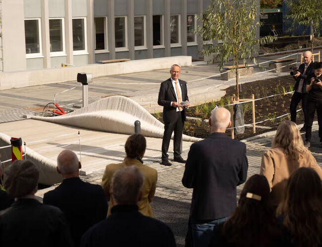 Statsbyggs administrerende direktør, Øystein Børmer, åpnet den nye broen, som er satt opp utenfor en studentkantine på campus. Etter hvert vil det komme et vannspeil under broen. Foto: Morten Warholm Haugen Statsbyggs administrerende direktør, Øystein Børmer, åpnet den nye broen, som er satt opp utenfor en studentkantine på campus. Etter hvert vil det komme et vannspeil under broen. Foto: Morten Warholm Haugen