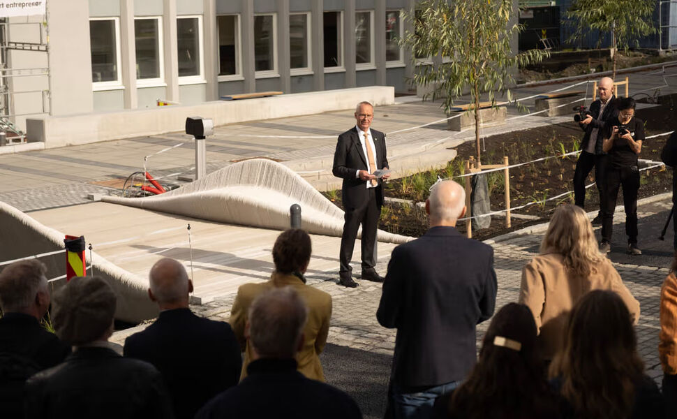 Statsbyggs administrerende direktør, Øystein Børmer, åpnet den nye broen, som er satt opp utenfor en studentkantine på campus. Etter hvert vil det komme et vannspeil under broen. Foto: Morten Warholm Haugen