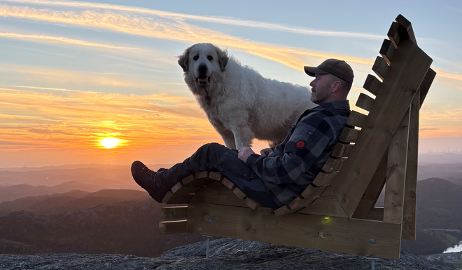 Helge Husveg Hund ,mann , stor benk i solnedgang