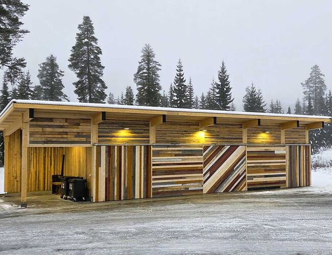 Valdres Kommunale Renovasjon sitt nye mottaksbygg viser hvordan trevirke fra avfallsstrømmer kan få nytt liv gjennom produksjon av returbaserte massivtreelementer. Foto: Norsk Massivtre Valdres Kommunale Renovasjon sitt nye mottaksbygg viser hvordan trevirke fra avfallsstrømmer kan få nytt liv gjennom produksjon av returbaserte massivtreelementer. Foto: Norsk Massivtre