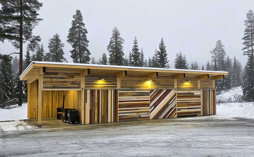 Valdres Kommunale Renovasjon sitt nye mottaksbygg viser hvordan trevirke fra avfallsstrømmer kan få nytt liv gjennom produksjon av returbaserte massivtreelementer. Foto: Norsk Massivtre Valdres Kommunale Renovasjon sitt nye mottaksbygg viser hvordan trevirke fra avfallsstrømmer kan få nytt liv gjennom produksjon av returbaserte massivtreelementer. Foto: Norsk Massivtre