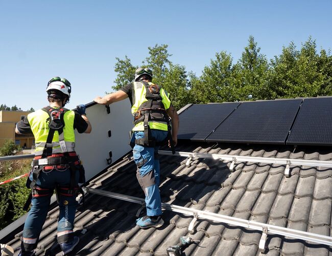 Montering av solcellepaneler. Foto: Kristian Løksa/NVE Montering av solcellepaneler. Foto: Kristian Løksa/NVE