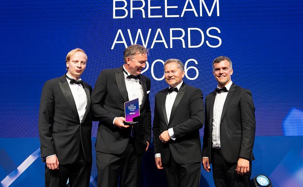 Martin Pedersen, Rasmus Bakke, Hans Andersson og Daniel Marklund fra NCC tok imot prisen i London på vegne av hele prosjektteamet. Foto: NCC Martin Pedersen, Rasmus Bakke, Hans Andersson og Daniel Marklund fra NCC tok imot prisen i London på vegne av hele prosjektteamet. Foto: NCC