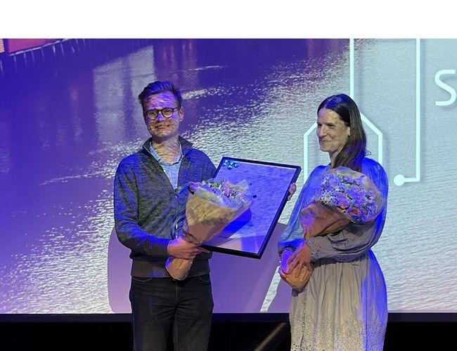 Glade vinnere av Innovasjonsprisen 2026. Fra venstre: Andreas Bruheim Moldskred, Nomadic Drones, Åshild Vatne, Elvia. Foto: Smartgrid Glade vinnere av Innovasjonsprisen 2026. Fra venstre: Andreas Bruheim Moldskred, Nomadic Drones, Åshild Vatne, Elvia. Foto: Smartgrid