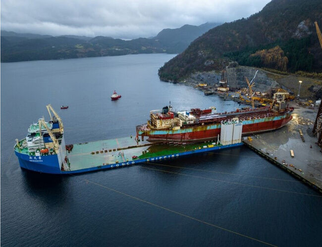 Utrangert skip settes på land på Vats utenfor Haugesund for å bli renset slik at stålet kan brukes i bygninger. Foto: AF Offshore Decom Utrangert skip settes på land på Vats utenfor Haugesund for å bli renset slik at stålet kan brukes i bygninger. Foto: AF Offshore Decom