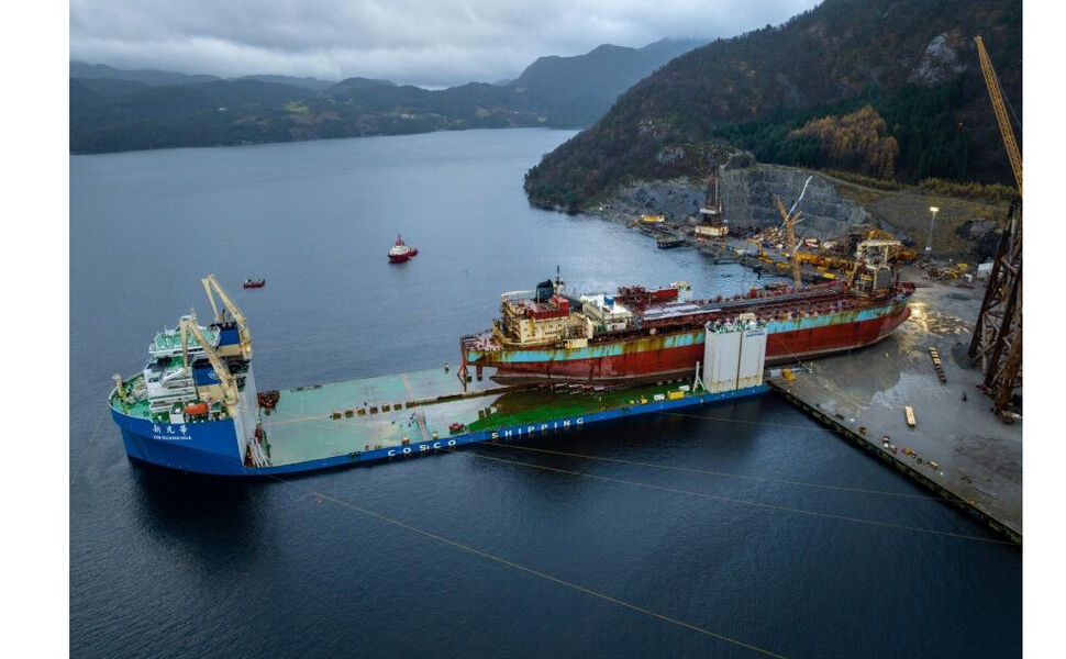 Utrangert skip settes på land på Vats utenfor Haugesund for å bli renset slik at stålet kan brukes i bygninger. Foto: AF Offshore Decom Utrangert skip settes på land på Vats utenfor Haugesund for å bli renset slik at stålet kan brukes i bygninger. Foto: AF Offshore Decom