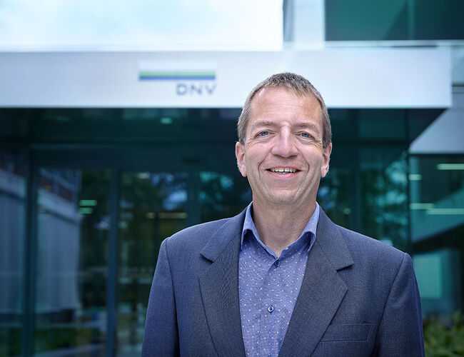 – Energisikkerhet har blitt en stadig viktigere drivkraft for energiomstillingen. Land ønsker ikke bare lavere utslipp – de ønsker også større kontroll over egen energiforsyning, sier Sverre Alvik, forskningsleder for energiomstilling i DNV. Foto: DNV – Energisikkerhet har blitt en stadig viktigere drivkraft for energiomstillingen. Land ønsker ikke bare lavere utslipp – de ønsker også større kontroll over egen energiforsyning, sier Sverre Alvik, forskningsleder for energiomstilling i DNV. Foto: DNV