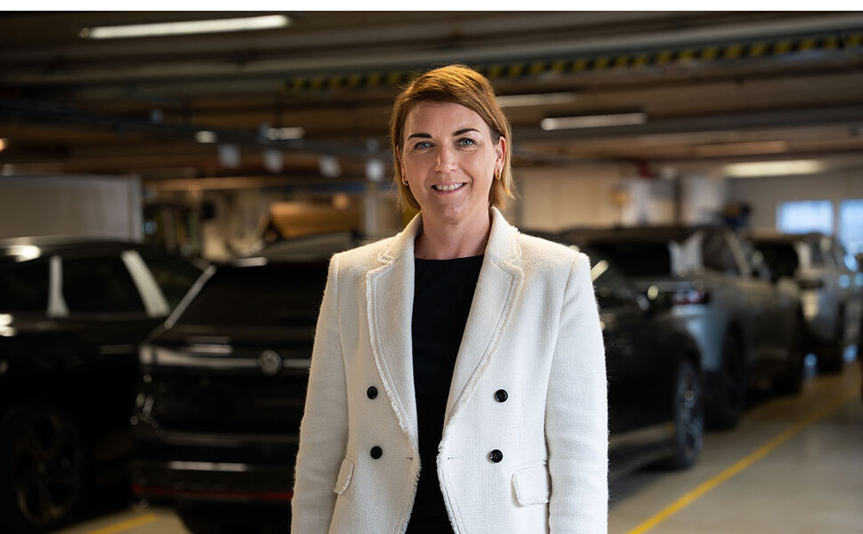 – Å gjøre det dyrere med elbiler og samtidig billigere med fossilbiler er stikk i strid med målet om å få flere til å velge utslippsfritt. Det er baklengs klimapolitikk, sier generalsekretær Christina Bu i Norsk elbilforening. Foto: Adele Hemstad, Norsk elbilforening – Å gjøre det dyrere med elbiler og samtidig billigere med fossilbiler er stikk i strid med målet om å få flere til å velge utslippsfritt. Det er baklengs klimapolitikk, sier generalsekretær Christina Bu i Norsk elbilforening. Foto: Adele Hemstad, Norsk elbilforening