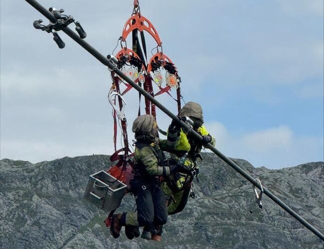 OPP Kraftledningstjenester monterer vibrasjonsmålere ved Air Reach Seat-metoden. Metoden tar i bruk et spesialutviklet arbeidssete som lar linjepersonell utføre arbeid på kraftledninger fra et helikopter. Foto: Statnett
