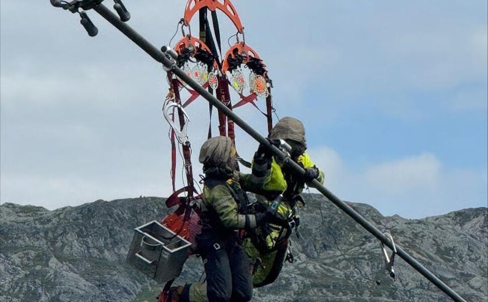 OPP Kraftledningstjenester monterer vibrasjonsmålere ved Air Reach Seat-metoden. Metoden tar i bruk et spesialutviklet arbeidssete som lar linjepersonell utføre arbeid på kraftledninger fra et helikopter. Foto: Statnett OPP Kraftledningstjenester monterer vibrasjonsmålere ved Air Reach Seat-metoden. Metoden tar i bruk et spesialutviklet arbeidssete som lar linjepersonell utføre arbeid på kraftledninger fra et helikopter. Foto: Statnett