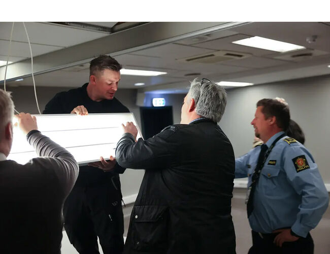 Tirsdag kveld var drifts- og eiendomsavdelingen fra Politiets fellestjeneste (PFT) med på jakt etter energityver i politiets lokaler på Majorstua. Foto: PFT Tirsdag kveld var drifts- og eiendomsavdelingen fra Politiets fellestjeneste (PFT) med på jakt etter energityver i politiets lokaler på Majorstua. Foto: PFT