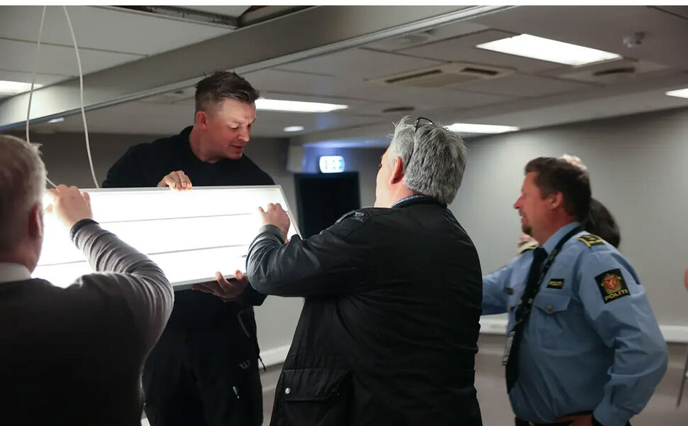 Tirsdag kveld var drifts- og eiendomsavdelingen fra Politiets fellestjeneste (PFT) med på jakt etter energityver i politiets lokaler på Majorstua. Foto: PFT