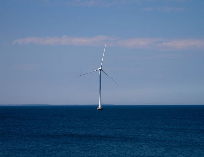 EUs innovasjonsfond har tildelt 36,4 milliarder kroner til 77 klima- og energiprosjekter i Europa. Støtten til de norske prosjektene utgjør 9 prosent av dette. Bildet viser en vindmølle i havet utenfor Norge. Foto: Enova