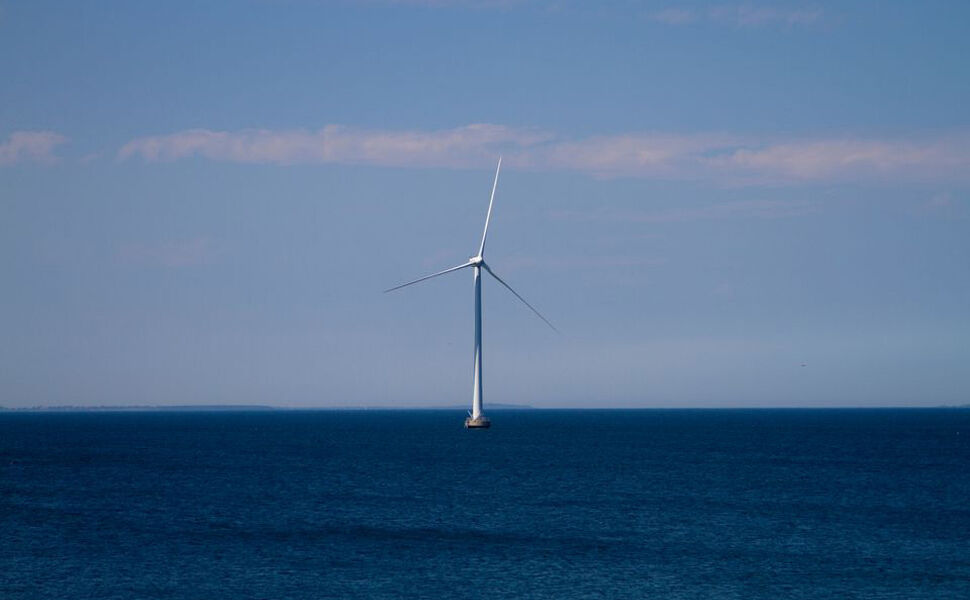 EUs innovasjonsfond har tildelt 36,4 milliarder kroner til 77 klima- og energiprosjekter i Europa. Støtten til de norske prosjektene utgjør 9 prosent av dette. Bildet viser en vindmølle i havet utenfor Norge. Foto: Enova