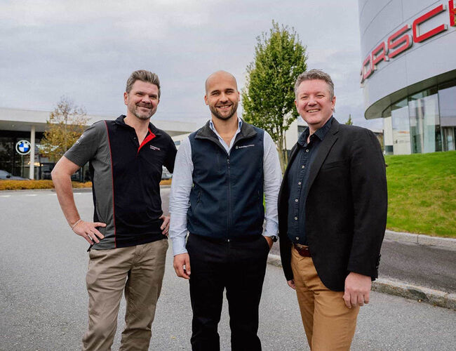 Bård Stene, daglig leder i Porsche Center Stavanger, Johan A. Asplin, Client Executive i Sunday Power og Frank Kenneth Olsen, daglig leder i Hedin Automotive Stavanger og Bryne. Foto: Jan Inge Haga Bård Stene, daglig leder i Porsche Center Stavanger, Johan A. Asplin, Client Executive i Sunday Power og Frank Kenneth Olsen, daglig leder i Hedin Automotive Stavanger og Bryne. Foto: Jan Inge Haga