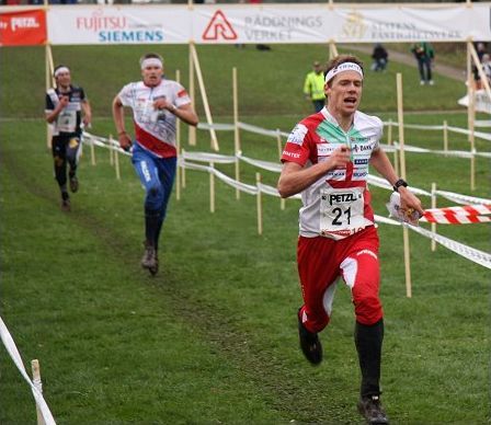 Daniel Hubmann løper Kristiansand OK inn til seier i 10Mila 2008. Bak følger Emil Wingstedt for Halden og Michal Smola for Södertälje-Nykvarn. Foto: Geir Nilsen/OPN.no.
