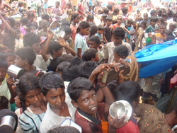 Barn står i kø for å få mat i en av leirene som er opprettet i Vanni-området.
